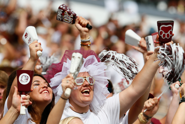 Illustration for article titled 6 Shots Of Fans Going Wild For Other, More Successful People
